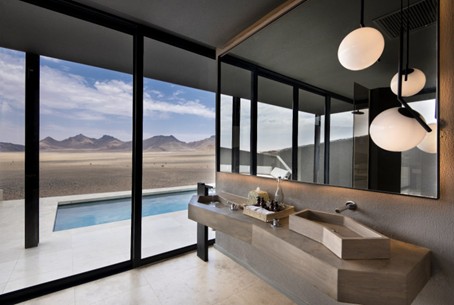 Glazen suite van andBeyond Sossusvlei Desert Lodge met woestijnzicht en sterrenhemel – Christoffel Travel