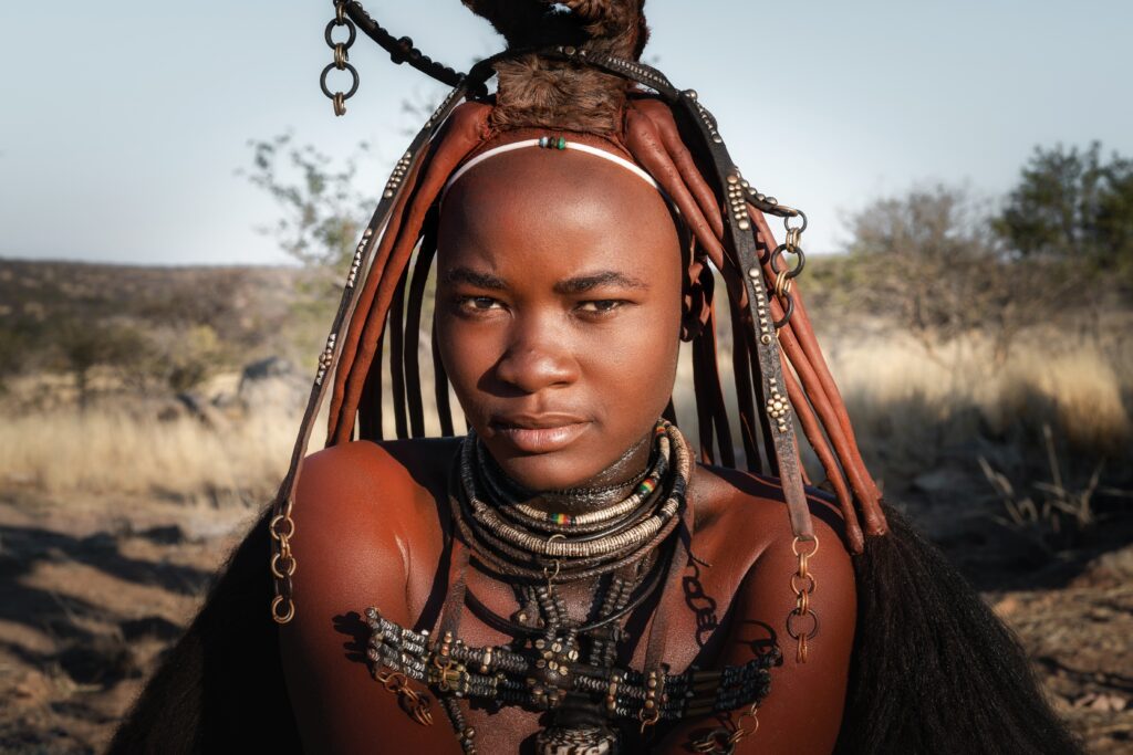 Portret van een Himba-vrouw in traditionele kleding, Namibië – authentieke culturele ontmoeting met Christoffel Travel