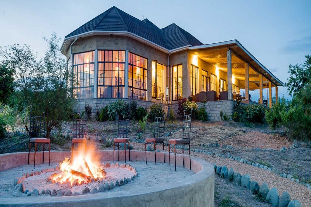 Uitzicht vanaf Elephant Plains Lodge over de savanne van Queen Elizabeth National Park in Oeganda – luxe safari met Christoffel Travel