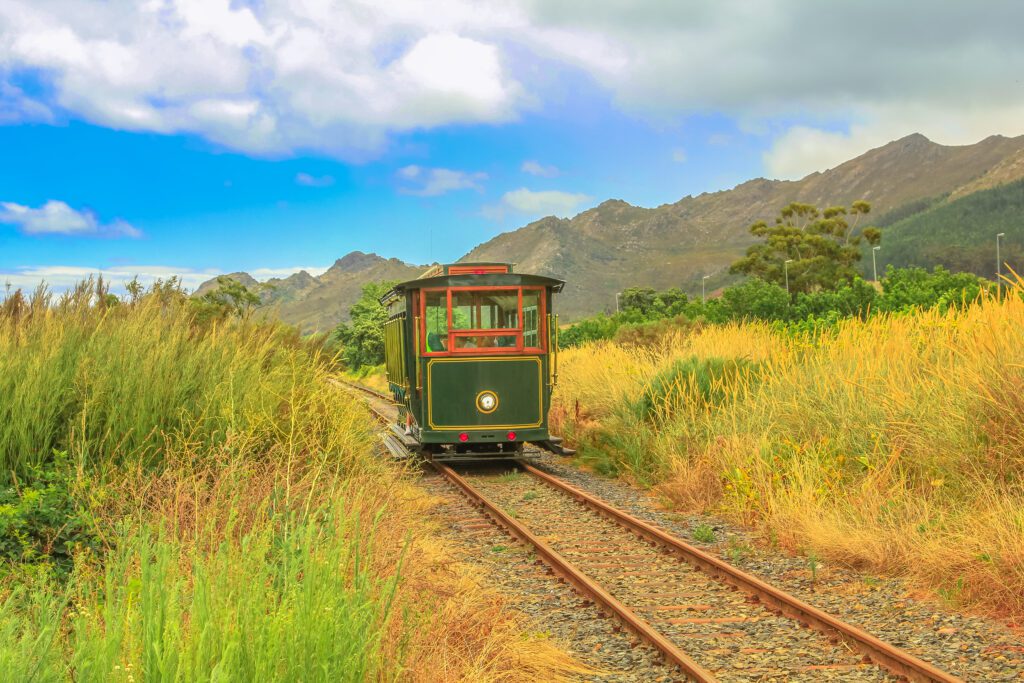 De Franschhoek Wine Tram rijdt door de schilderachtige wijnvallei – dé manier om de regio te ontdekken met Christoffel Travel.