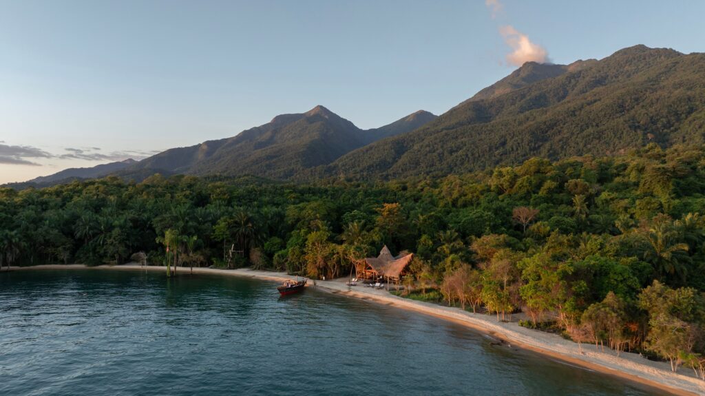 Greystoke Mahale – unieke lodge aan het Tanganyikameer in Mahale Mountains National Park, tussen regenwoud en water, met Christoffel Travel