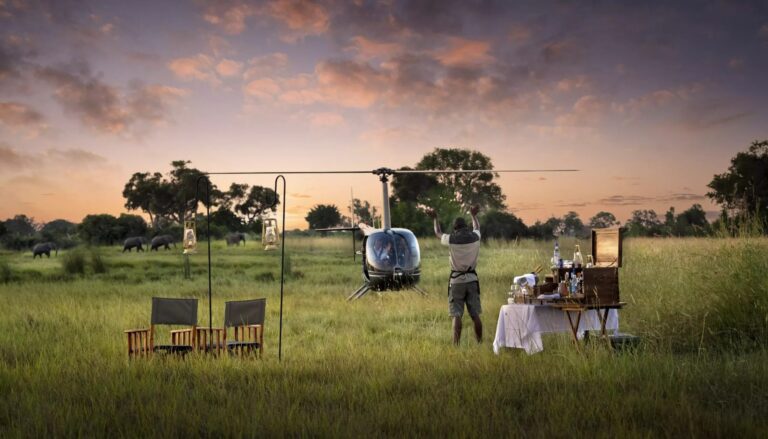 Helikoptervlucht boven de moerassen van Botswana tijdens een luxe fly-in safari met Christoffel Travel.