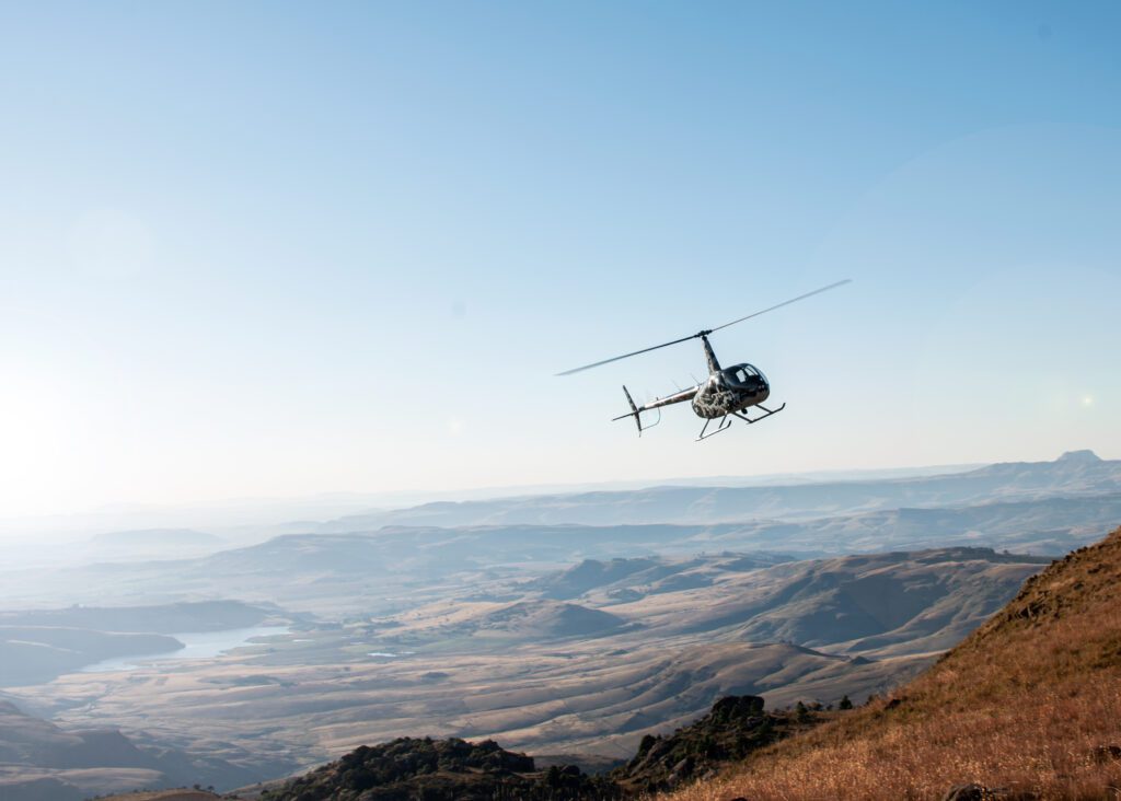 Helikoptervlucht boven de dramatische bergtoppen van de Drakensberg in Zuid-Afrika – een onvergetelijk perspectief met Christoffel Travel.