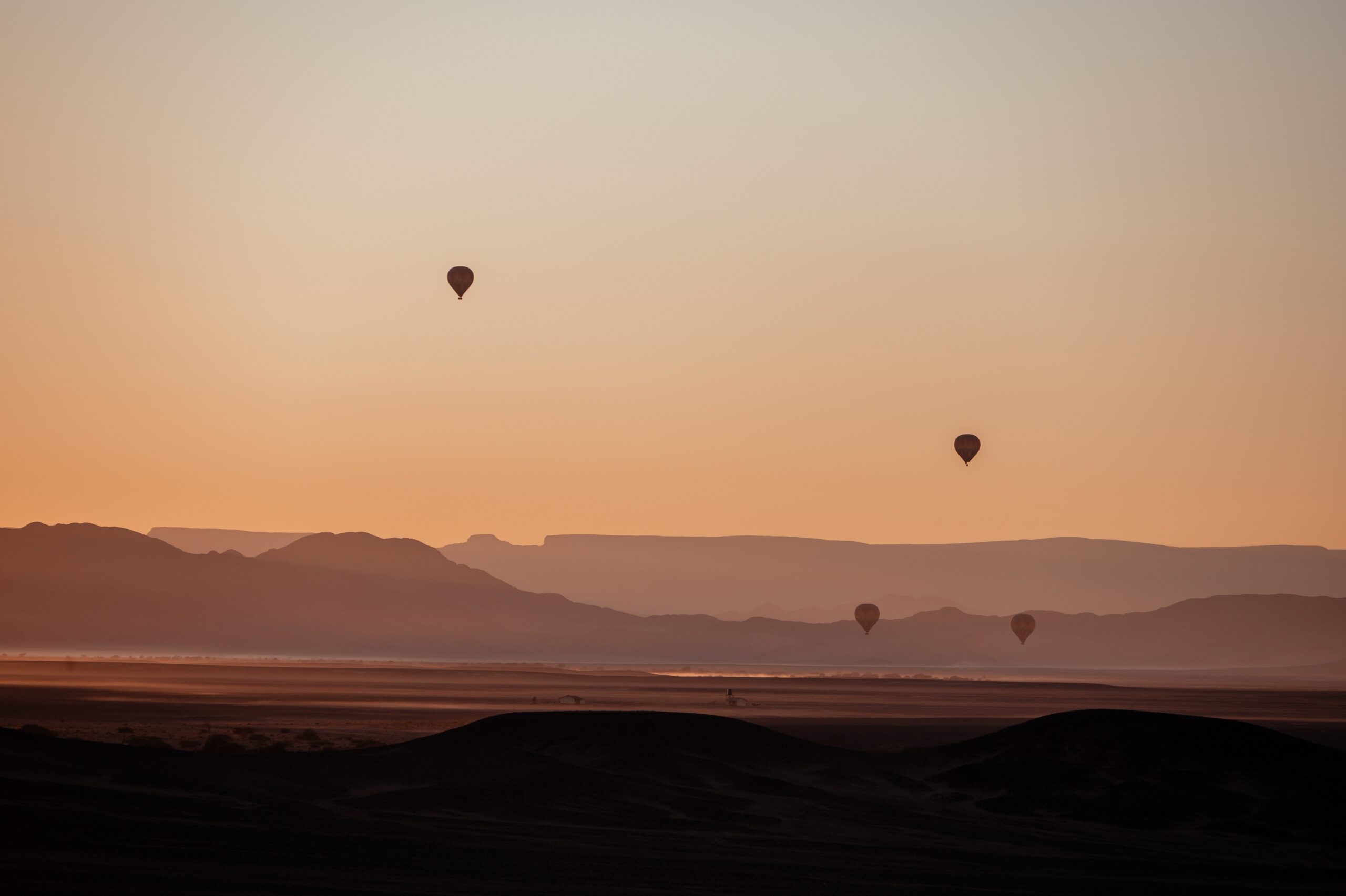 Heteluchtballon boven de woestijn van Namibië bij zonsopgang – een onvergetelijke belevenis met Christoffel Travel