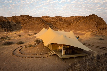 Luxe tent bij Hoanib Skeleton Coast Camp met uitzicht op droog rivierdal en woestijn – Christoffel Travel