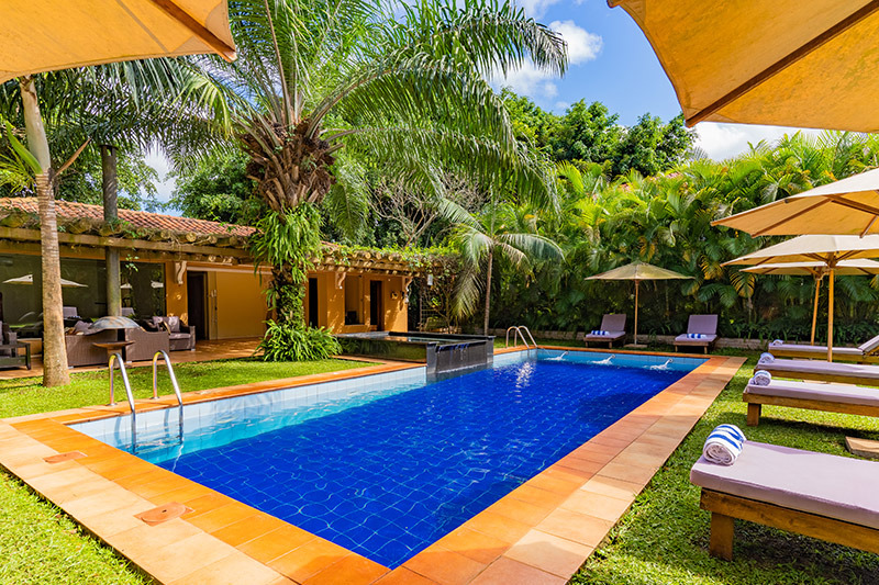 Luxe boutique hotel met zwembad in tropische tuin in Entebbe, Oeganda
