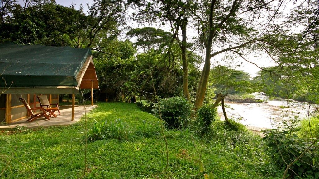 Tentenkamp aan de rivier in de Ishasha Sector, bekend om boomklimmende leeuwen – safari in Oeganda met Christoffel Travel