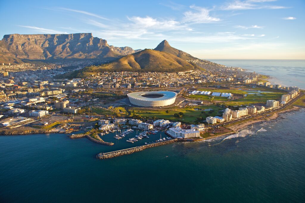 Luchtfoto van Kaapstad met stadion en kustlijn, gezien vanuit een helikopter – startpunt van je luxe Zuid-Afrika rondreis met Christoffel Travel.