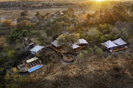 Khwai Lediba Camp aan de rivier, met stijlvolle tenten en uitzicht op drinkplaatsen van wild in Botswana.
