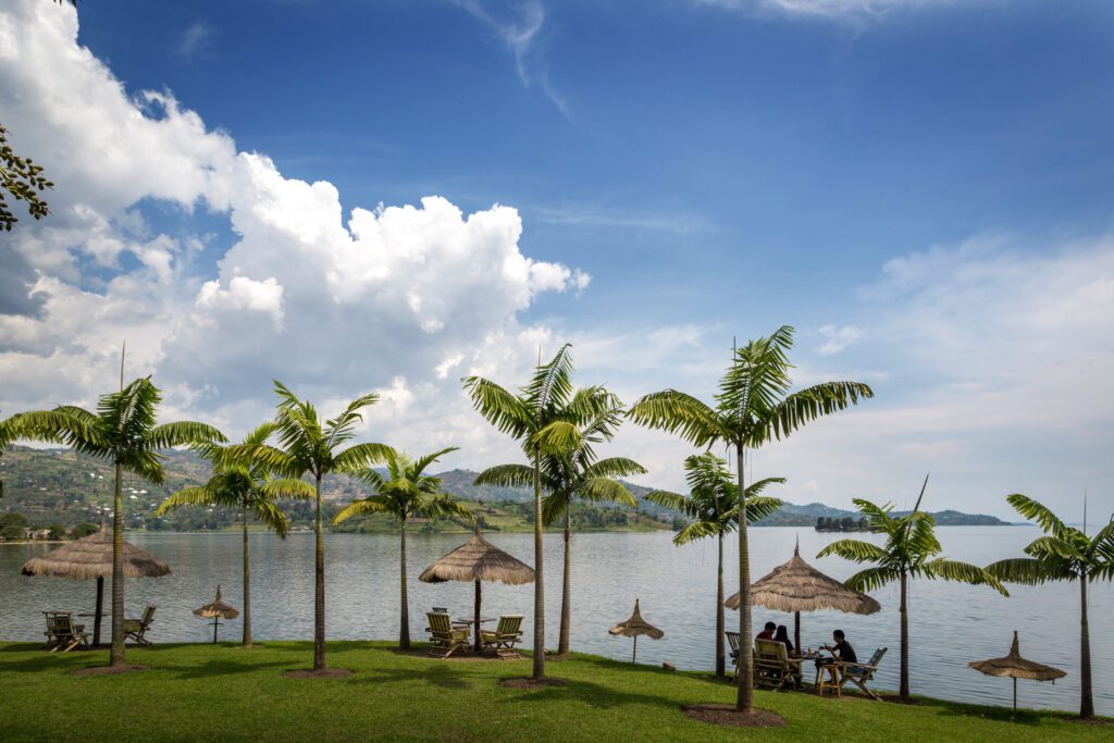 Prachtig landschap aan de oever van Lake Kivu in Rwanda, Oost-Afrika – serene schoonheid vastgelegd met Christoffel Travel