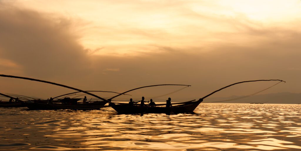 Traditionele vissersboten op Lake Kivu, Rwanda, bij zonsondergang – vastgelegd op reis met Christoffel Travel