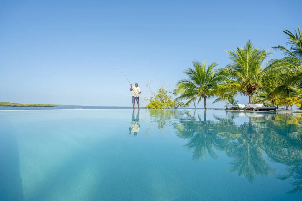 Luxe strandlodge Manda Bay op het eiland Lamu, met palmbomen, wit zand en uitzicht op de Indische Oceaan – ontspannen afsluiting van je Kenia-reis met Christoffel Travel
