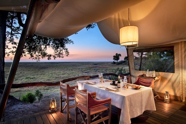 Authentiek safarikamp van Linyanti Expeditions tussen de bomen in noordelijk Botswana