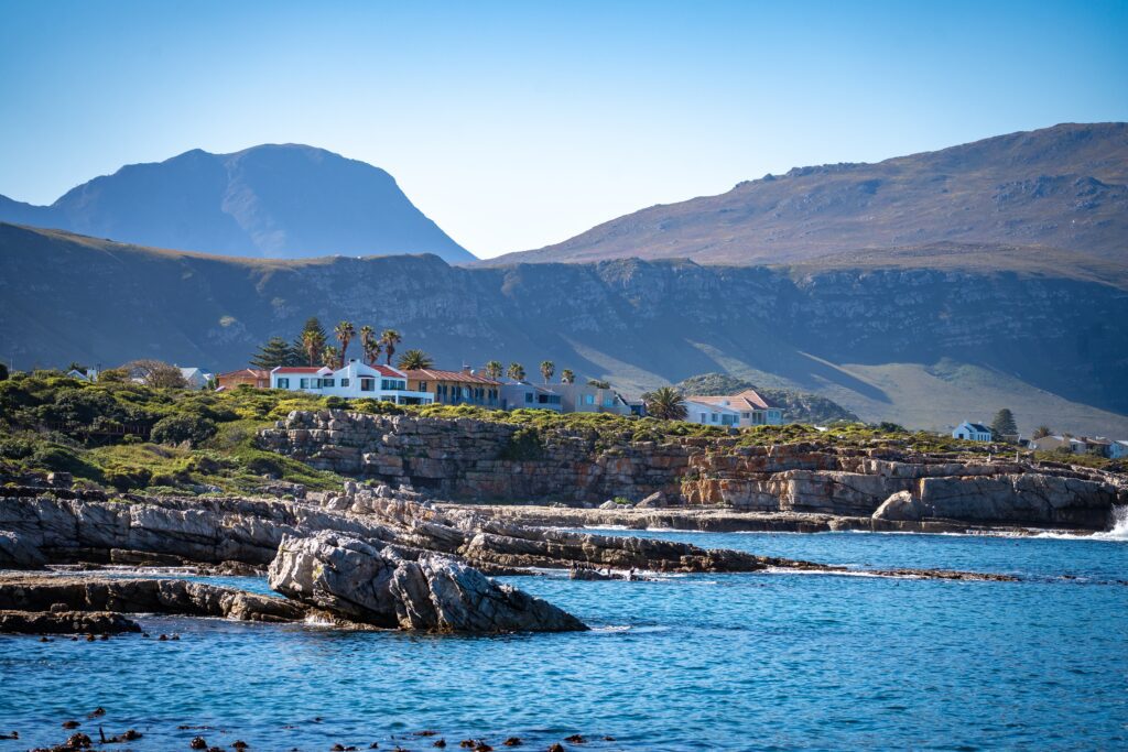 Luchtfoto van de ruige kustlijn van Hermanus in de Westkaap, Zuid-Afrika – reis met Christoffel Travel.