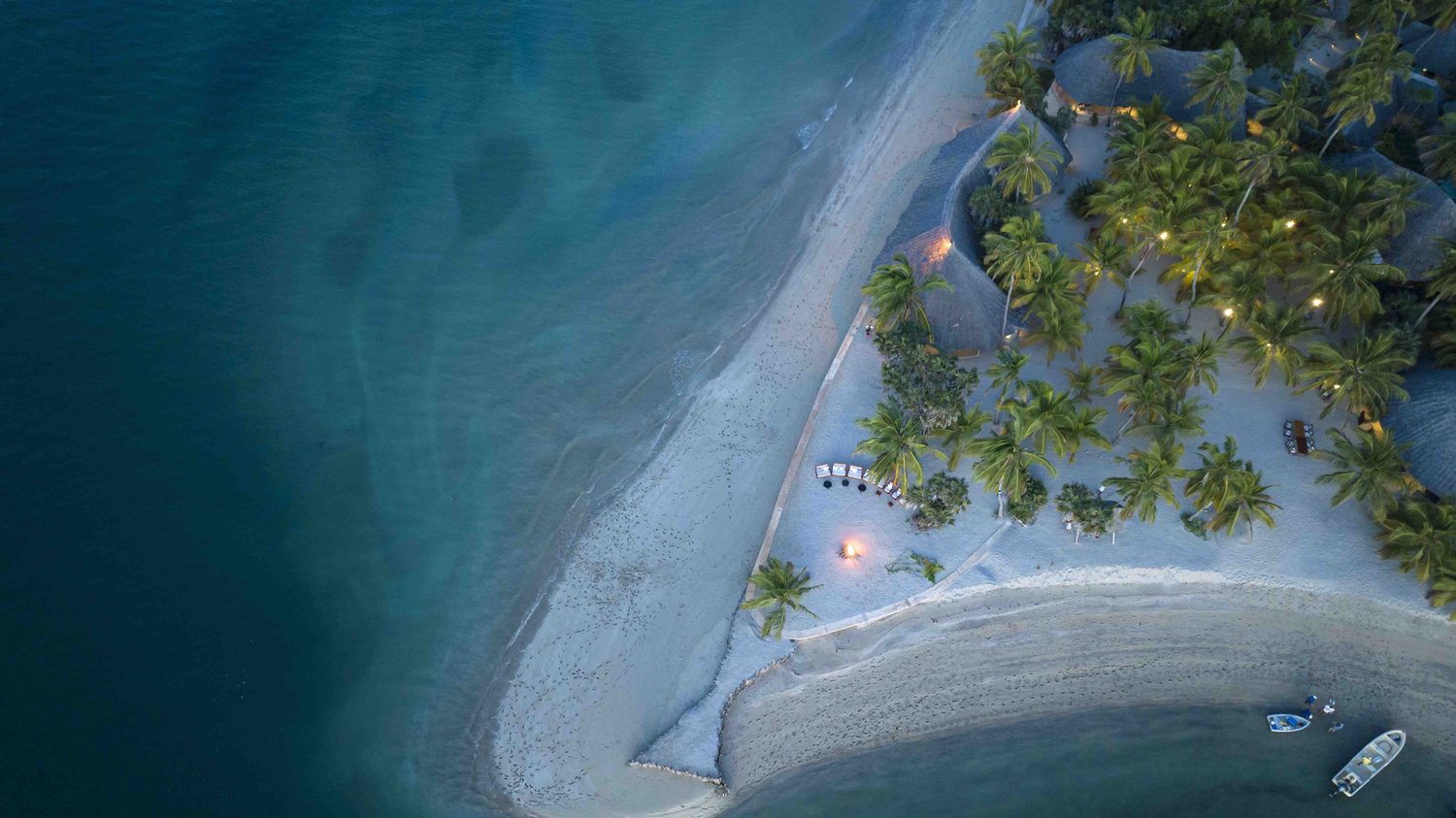 Luxe strandlodge Manda Bay op het eiland Lamu, met palmbomen, wit zand en uitzicht op de Indische Oceaan – ontspannen afsluiting van je Kenia-reis met Christoffel Travel