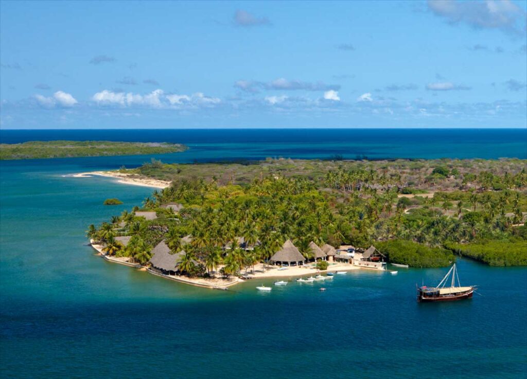 Luxe strandlodge Manda Bay op het eiland Lamu, met palmbomen, wit zand en uitzicht op de Indische Oceaan – ontspannen afsluiting van je Kenia-reis met Christoffel Travel