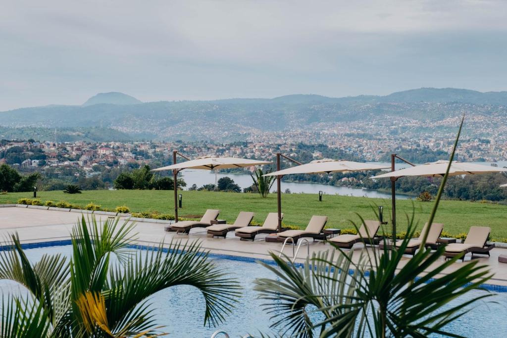 Zwembad met uitzicht over het heuvelachtige landschap bij Mantis Kivu Marina Bay – stijlvol verblijf aan Lake Kivu met Christoffel Travel