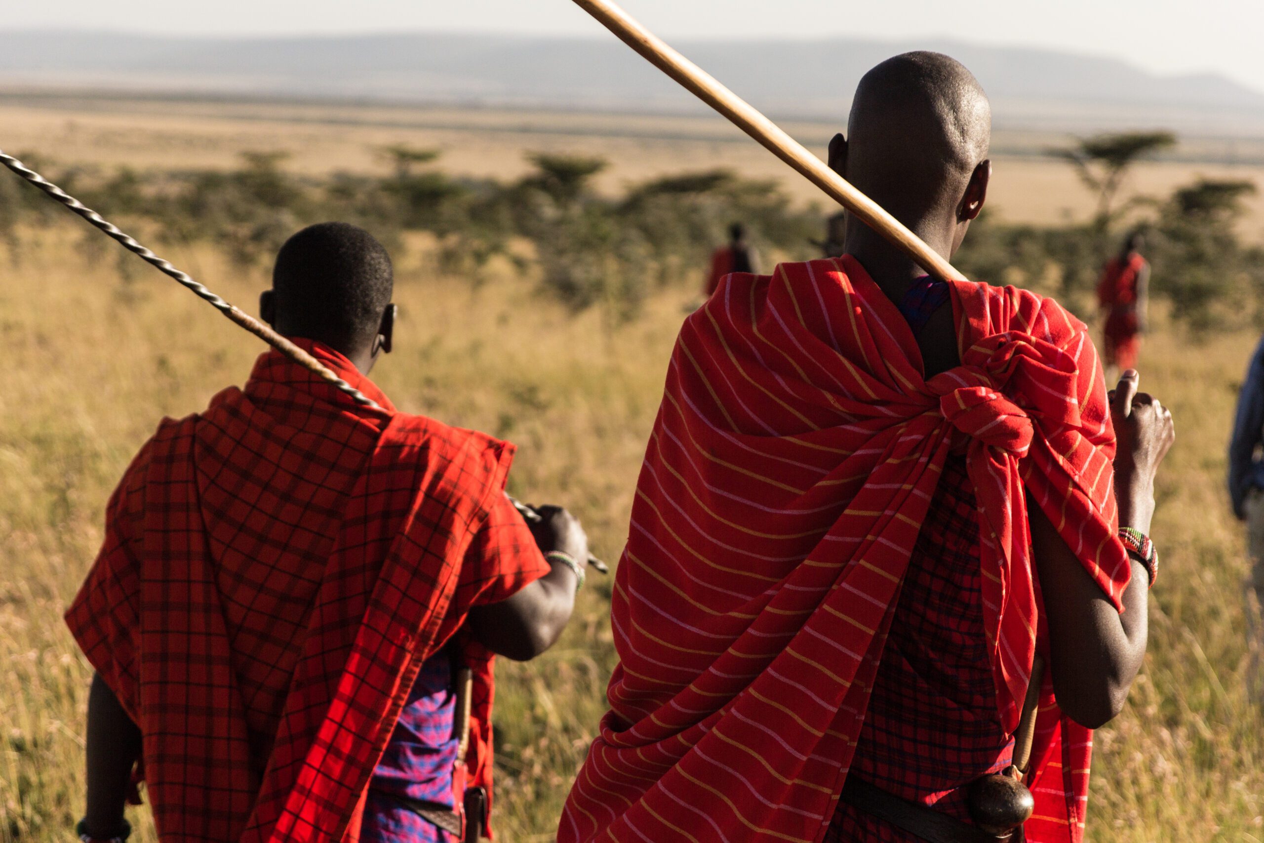 Masai in traditionele kledij wandelend door het landschap van Kenia – ontmoet de lokale cultuur met Christoffel Travel