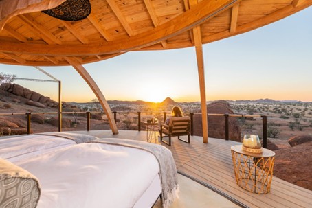 Minimalistische lodge Onduli Ridge met uitzicht op granietrotsen en woestijnlandschap – Christoffel Travel