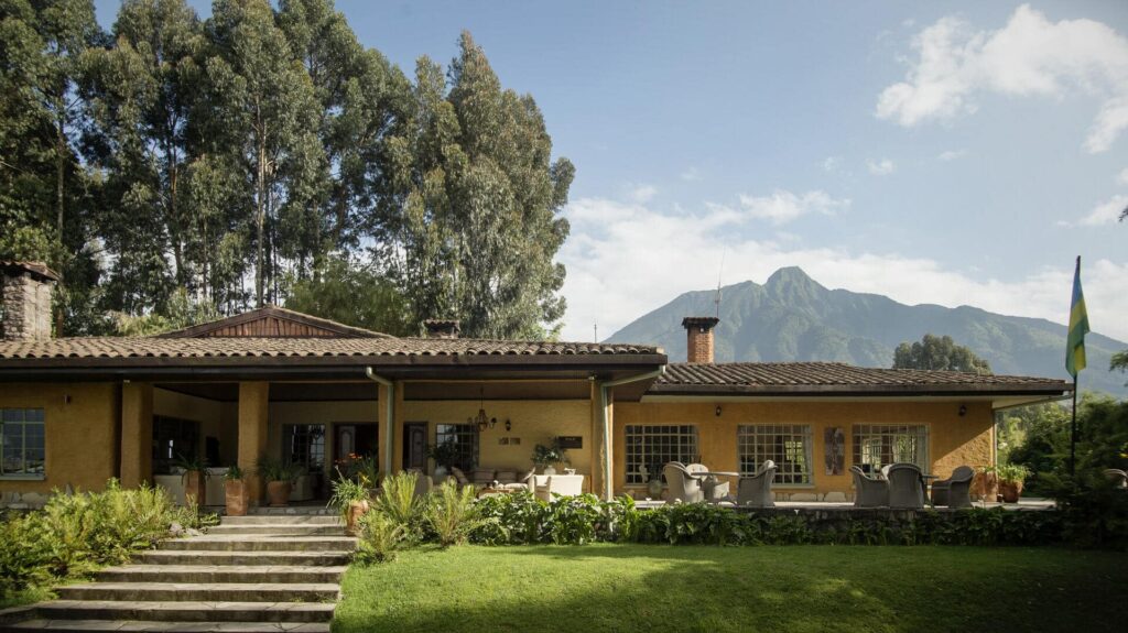 Sabyinyo Silverback Lodge met uitzicht op de vulkanen, ideale uitvalsbasis voor gorillatrekking in Rwanda met Christoffel Travel