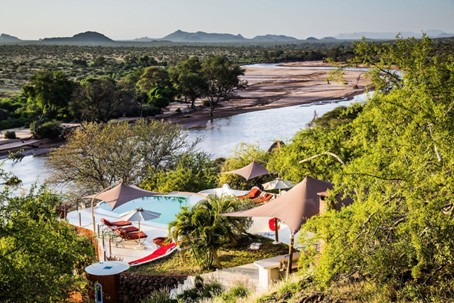 Sasaab lodge met Arabische architectuur en uitzicht op Samburu landschappen – Christoffel Travel