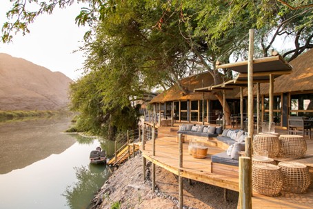 Exclusieve suite aan de Kunene-rivier bij Serra Cafema, omringd door duinen en bergen – Christoffel Travel