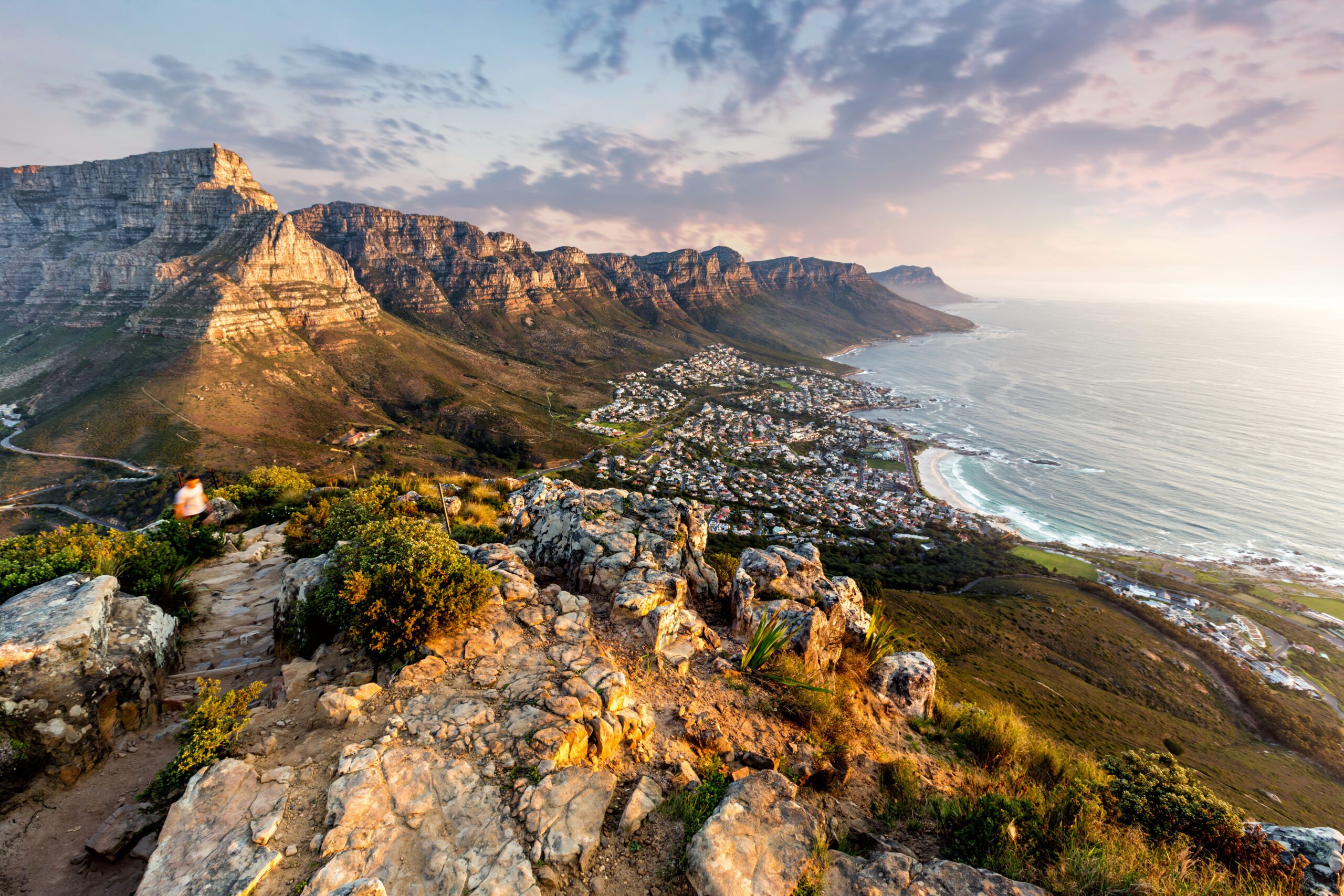 Tafelberg baadt in avondlicht tijdens zonsondergang in Kaapstad, Zuid-Afrika – een hoogtepunt tijdens je reis met Christoffel Travel