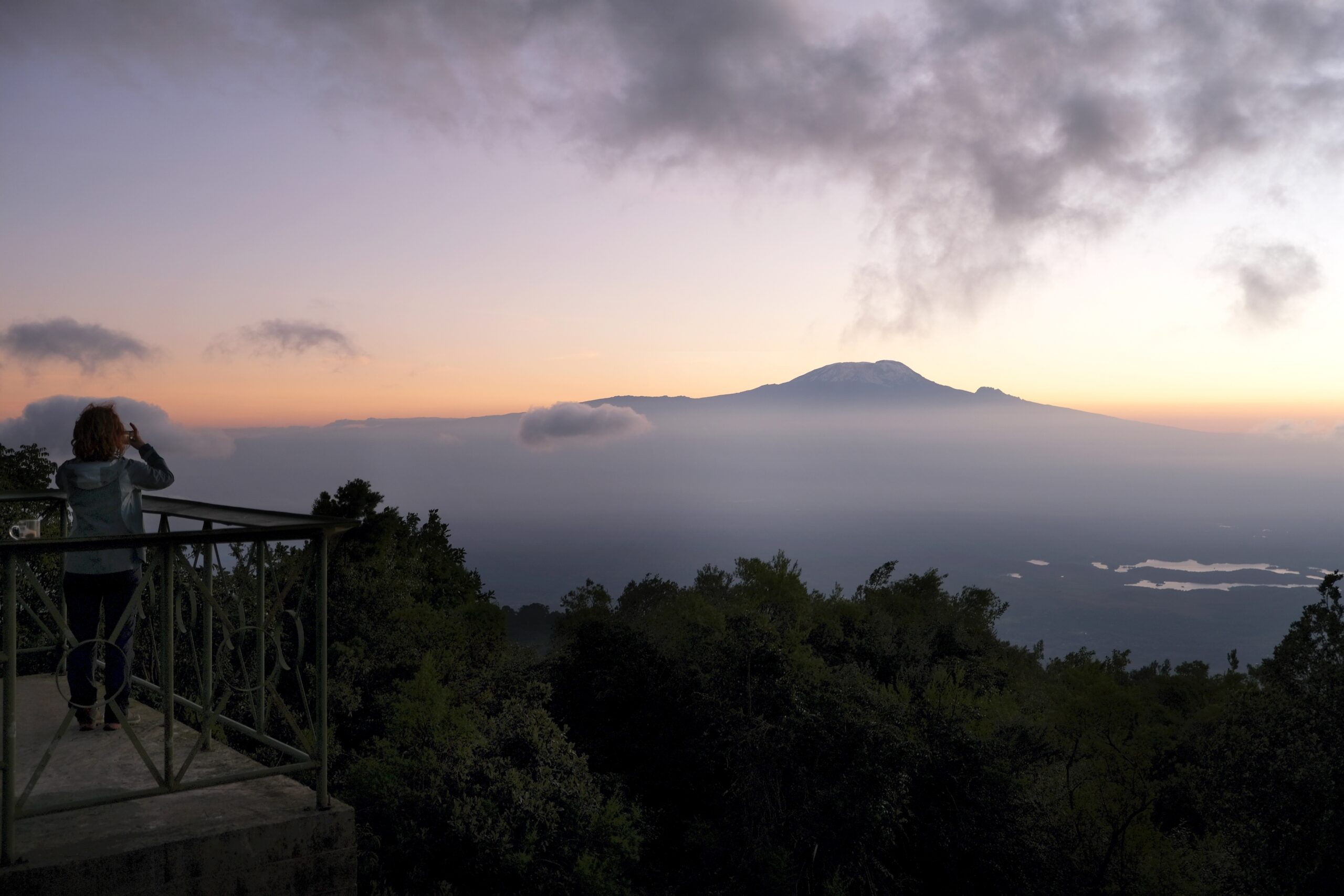 Kilimanjaro bij zonsopgang vanaf Mount Meru, Tanzania – panoramisch uitzicht tijdens trekking met Christoffel Travel