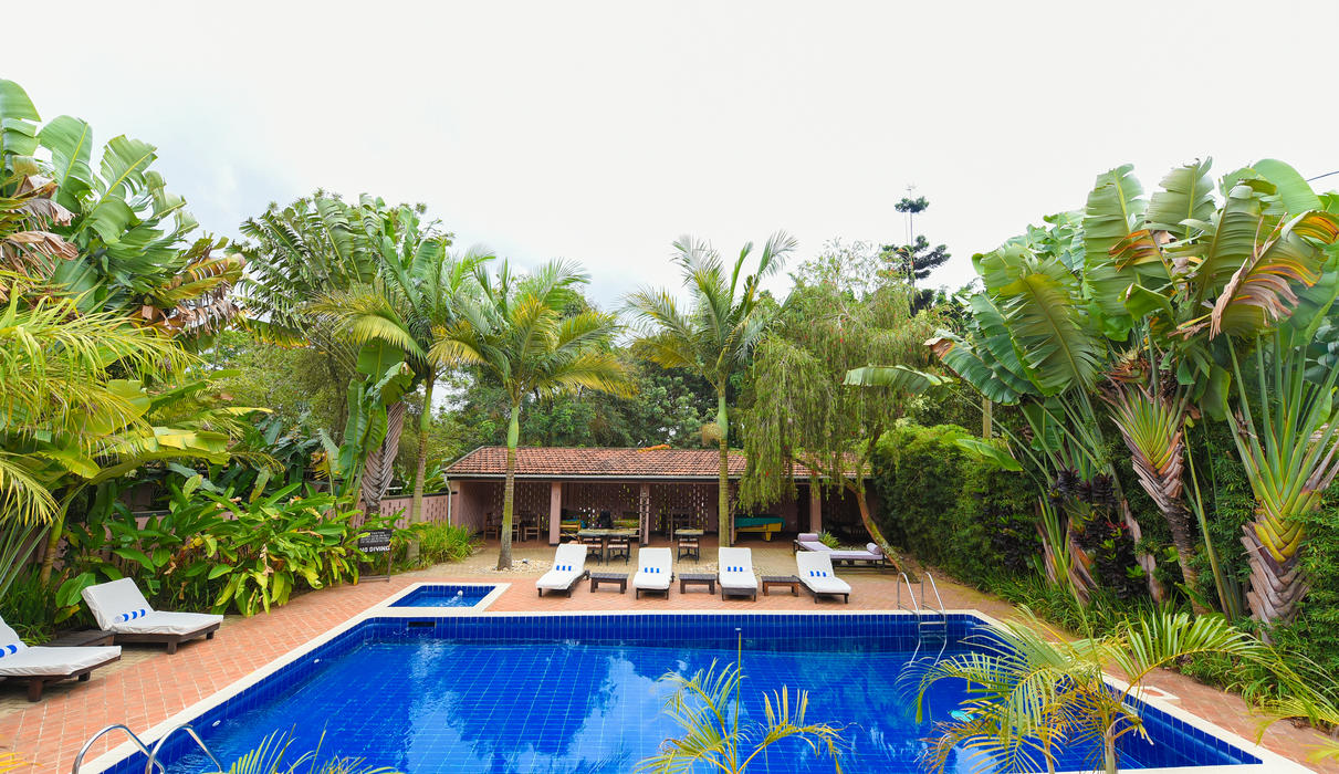 Charmant boetiekhotel met tuin en zwembad, gelegen nabij de luchthaven van Entebbe. Ideaal begin of einde van je reis door Oeganda met Christoffel Travel.