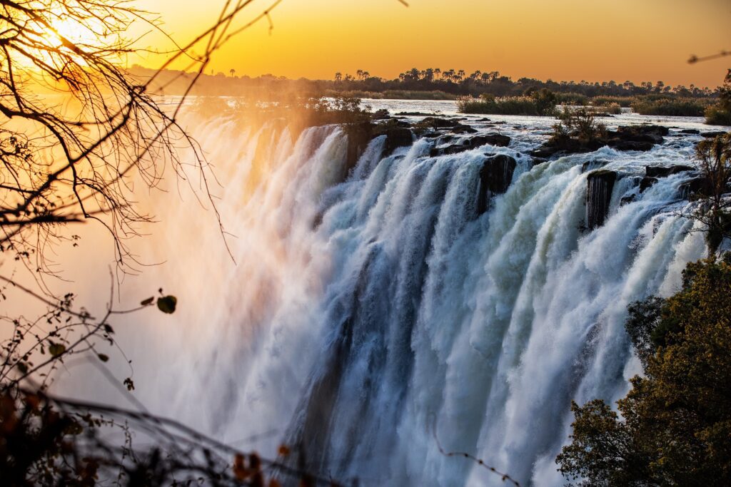 Indrukwekkend uitzicht op Victoria Falls, het iconische natuurwonder op de grens tussen Zambia en Zimbabwe