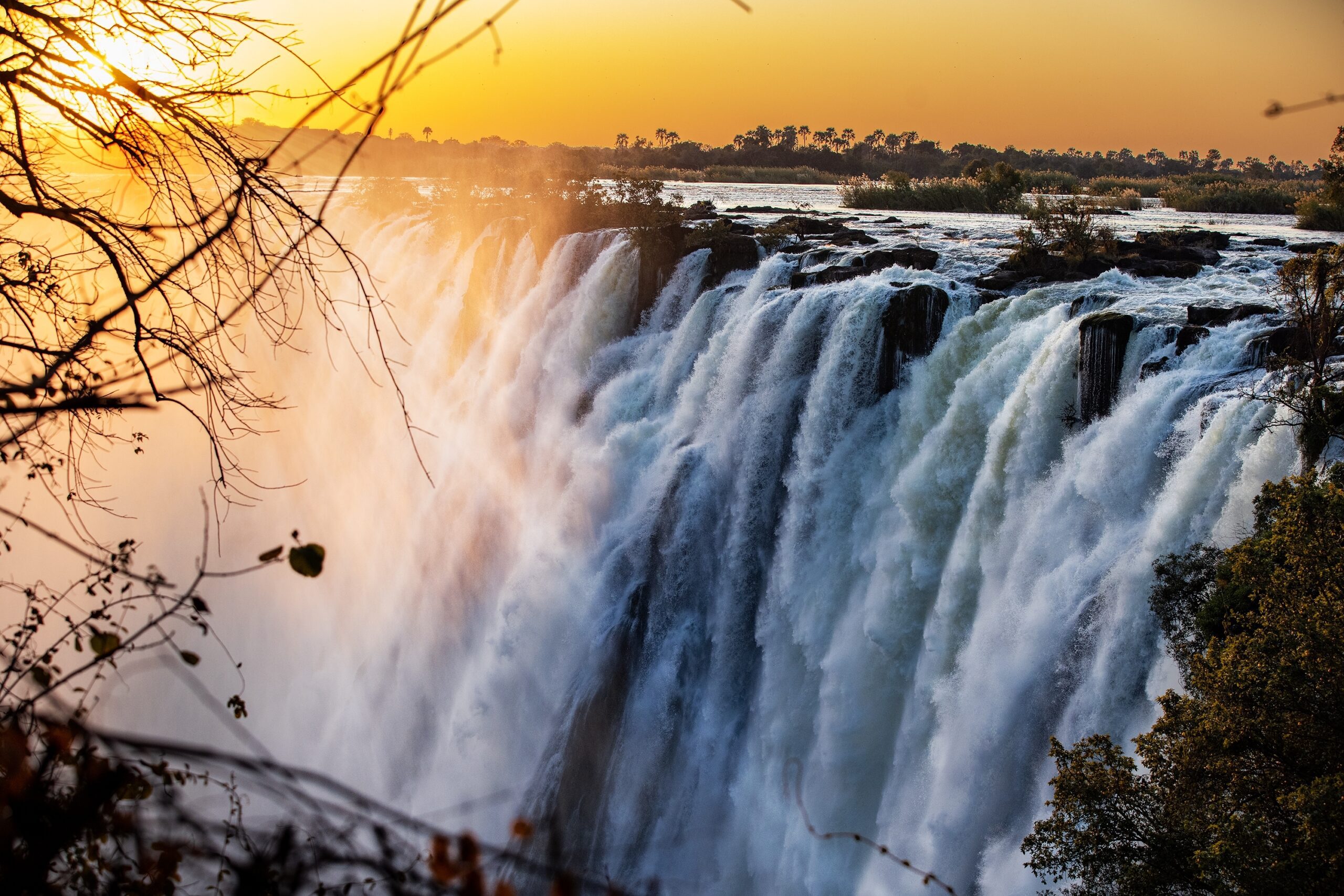 Indrukwekkend uitzicht op Victoria Falls, het iconische natuurwonder op de grens tussen Zambia en Zimbabwe