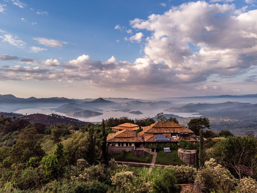 Uitzicht vanaf Virunga Lodge over de Twin Lakes en vulkanen in Rwanda – luxe verblijf met Christoffel Travel