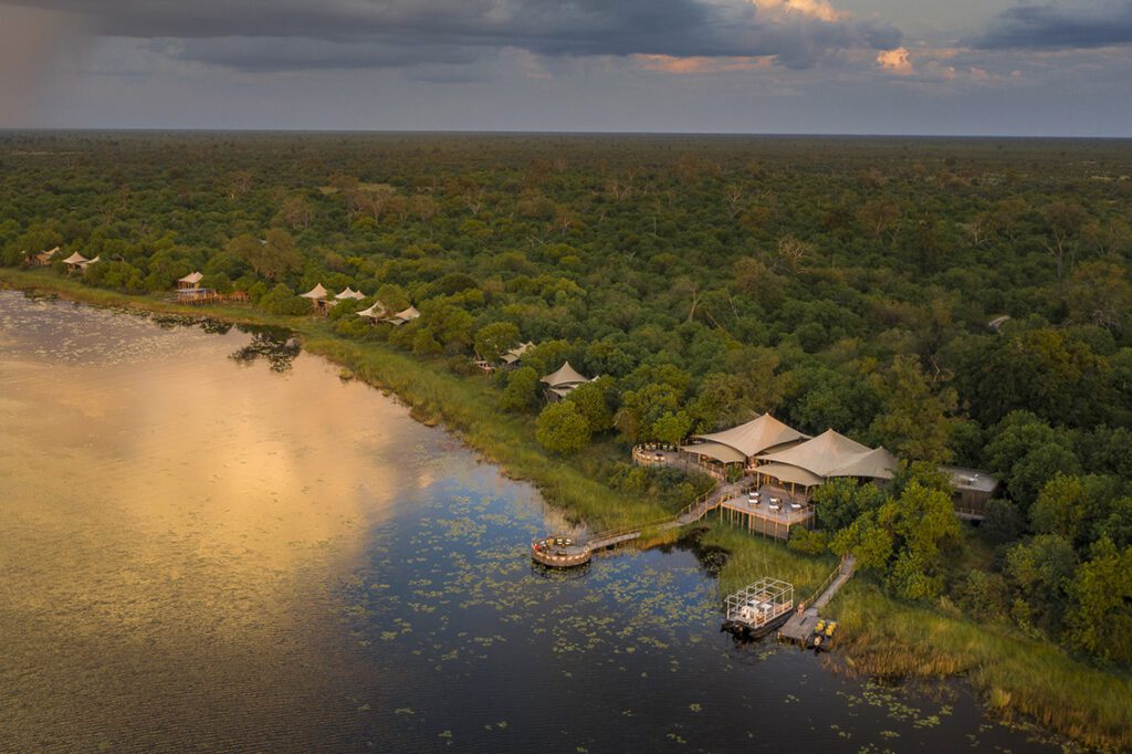 Luxe tented suite van Wilderness DumaTau aan het water in Linyanti, Botswana