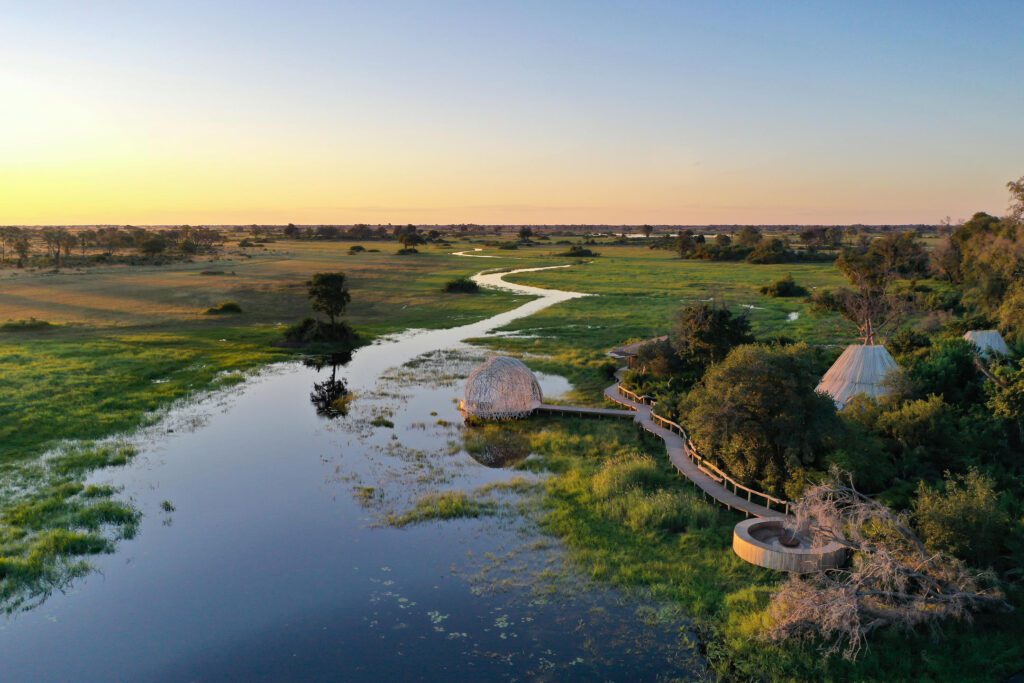 Stijlvol interieur van een suite bij Wilderness Jao in de Okavango Delta, Botswana