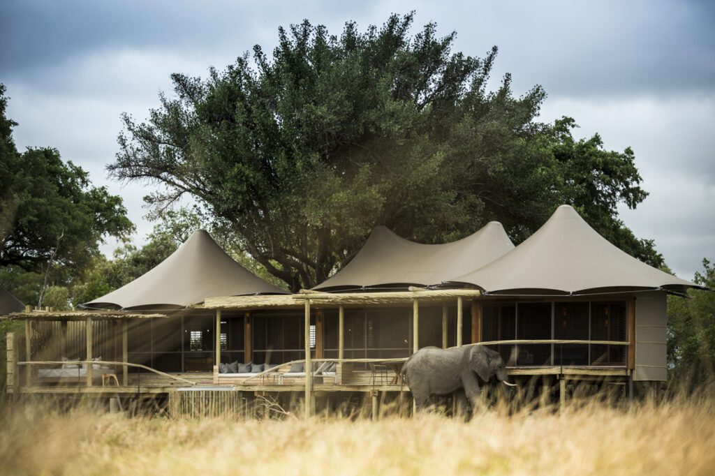 Privé villa bij Wilderness Little Mombo met uitzicht op de savanne, Moremi Game Reserve, Botswana