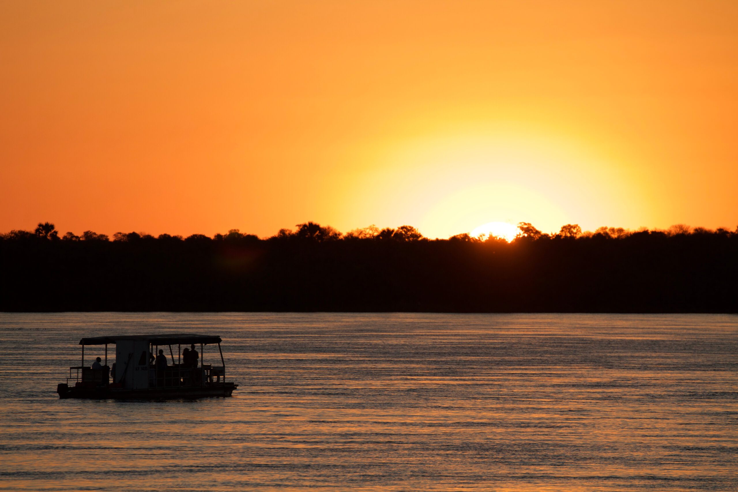 Genieten van een romantische sunset cruise op de Zambezi-rivier in Zambia – een uniek moment met Christoffel Travel