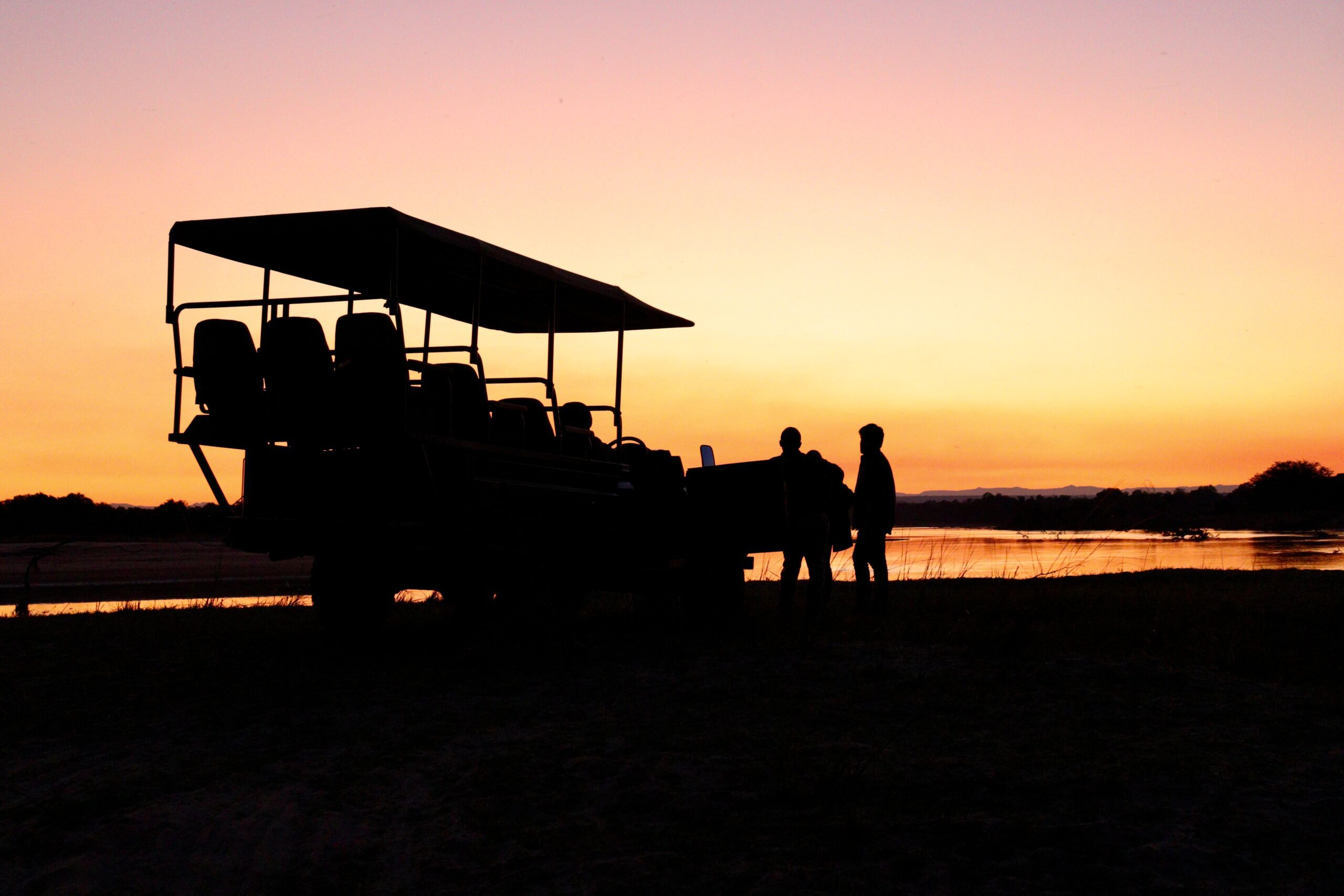Safariwagen bij zonsondergang in het South Luangwa National Park in Zambia – pure wildernis met Christoffel Travel