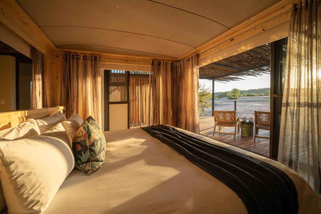 Anderssons at Ongava, exclusieve lodge aan de rand van Etosha National Park met uitzicht op een drukbezochte waterplaats – Christoffel Travel.