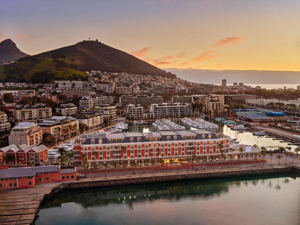 Luxe Cape Grace Hotel aan de V&A Waterfront in Kaapstad, met uitzicht op de Tafelberg en jachthaven.