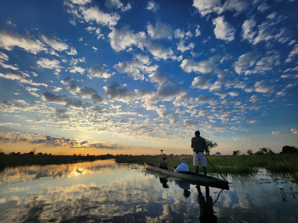 Traditionele mokoro (uitgeholde kano) glijdt over de waterwegen van de Okavango Delta – serene safari met Christoffel Travel