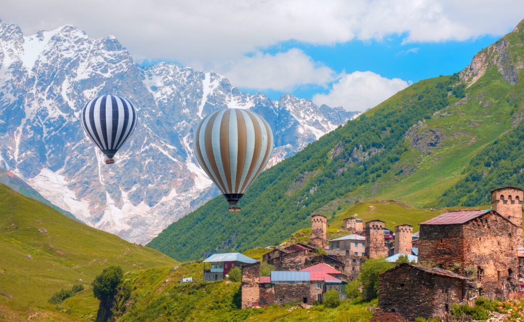 Luchtballon boven Ushguli in Upper Svaneti met uitzicht op Mount Shkhara, Georgië – incentive reis met Christoffel Travel