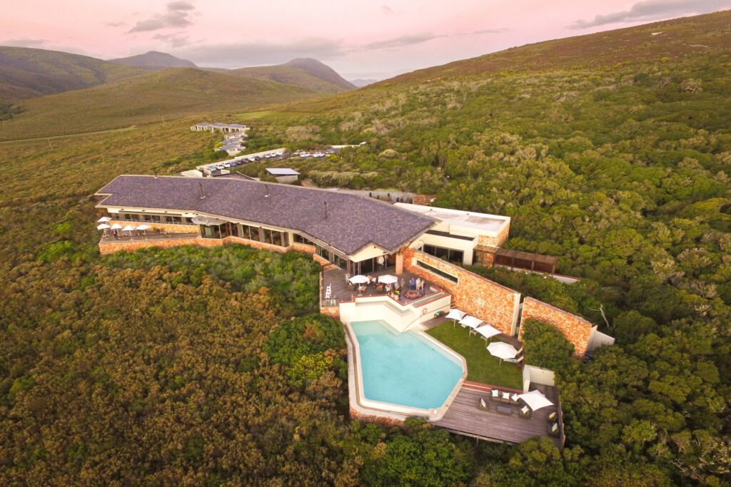 Grootbos Forest Lodge met panoramisch uitzicht op fynbos en oceaan, eco-luxe in Zuid-Afrika.