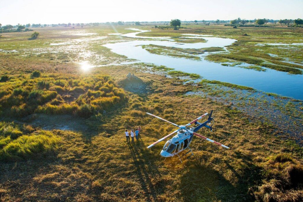 Luchtfoto van de Okavango Delta met kronkelende kanalen, eilanden en lagunes vanuit een klein vliegtuig.