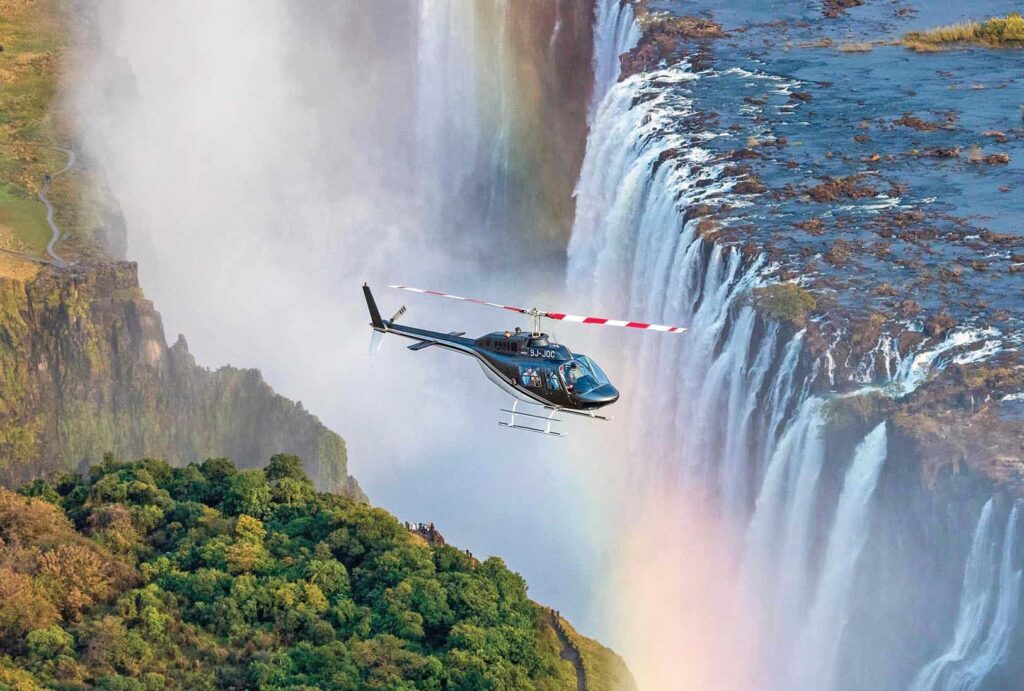 Helikoptervlucht over de Victoriawatervallen met uitzicht op regenbogen en de kronkelende Zambezi – Christoffel Travel