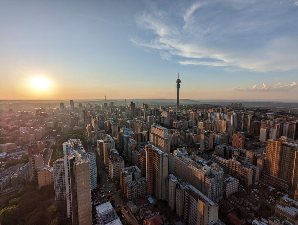 Skyline van Johannesburg in de zomer met moderne hoogbouw en groene stadsparken – Christoffel Travel.