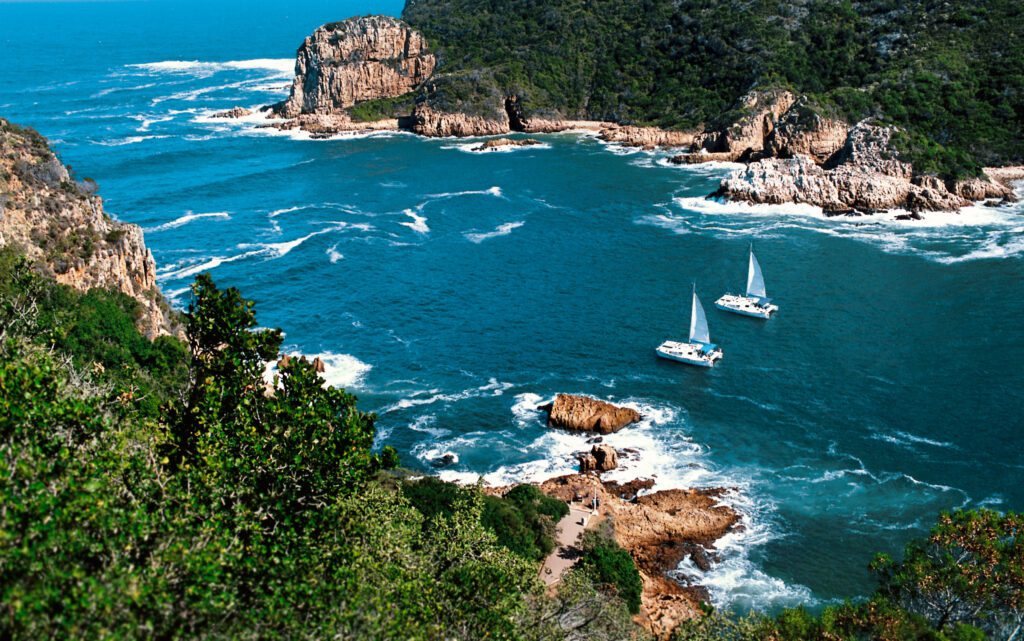 Uitzicht op de iconische Knysna Heads aan de Tuinroute, Zuid-Afrika.