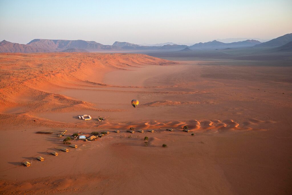 Kwessi Dunes Lodge in de NamibRand Nature Reserve, omringd door rode zandduinen en eindeloze woestijnlandschappen – Christoffel Travel.