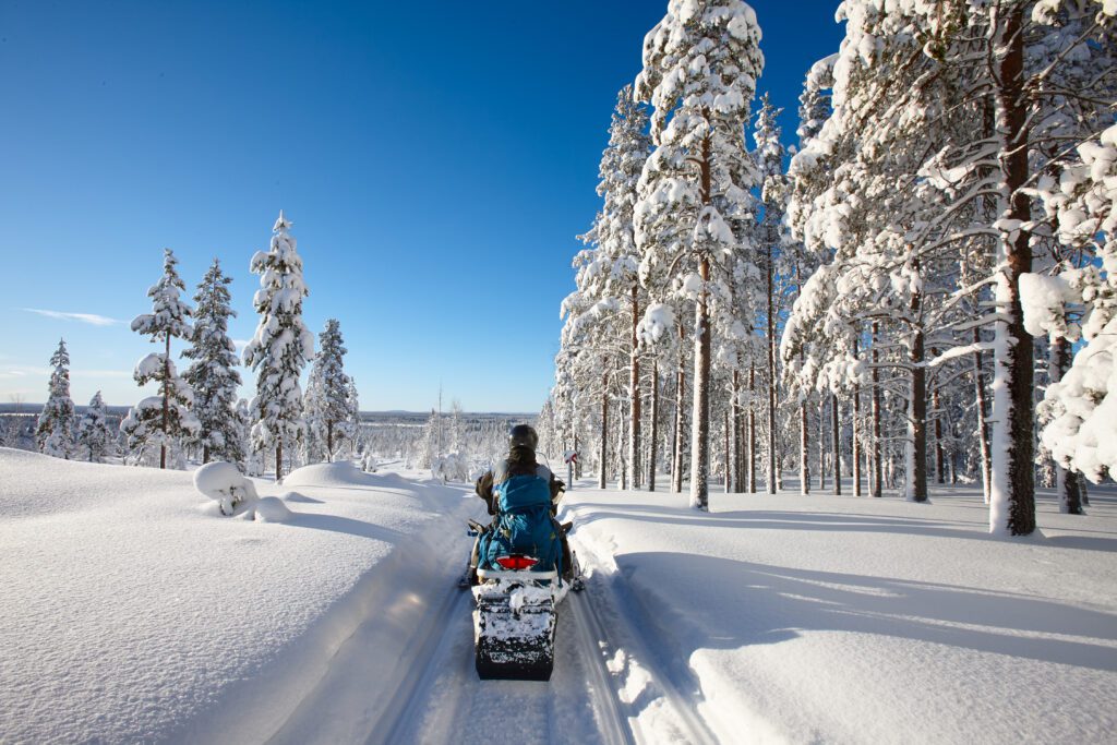 Man reist per sneeuwscooter door het winterlandschap in Fins Lapland – incentive reis met Christoffel Travel.