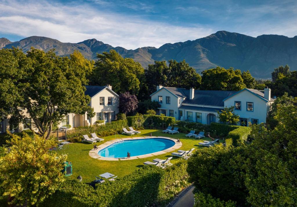 Charmant boetiekhotel Le Quartier Français in Franschhoek, aangeboden door Christoffel Travel. Gelegen in het hart van de Kaapse Wijnlanden, met luxe kamers, binnentuinen en zwembad, op loopafstand van galerieën en wijnproeverijen.