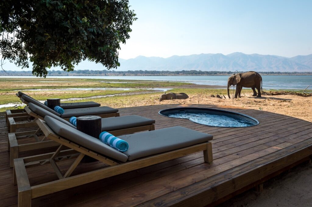 Intiem Little Ruckomechi Camp aan de Zambezi in Mana Pools National Park, met uitzicht op de rivier en wilde dieren – aangeboden door Christoffel Travel.